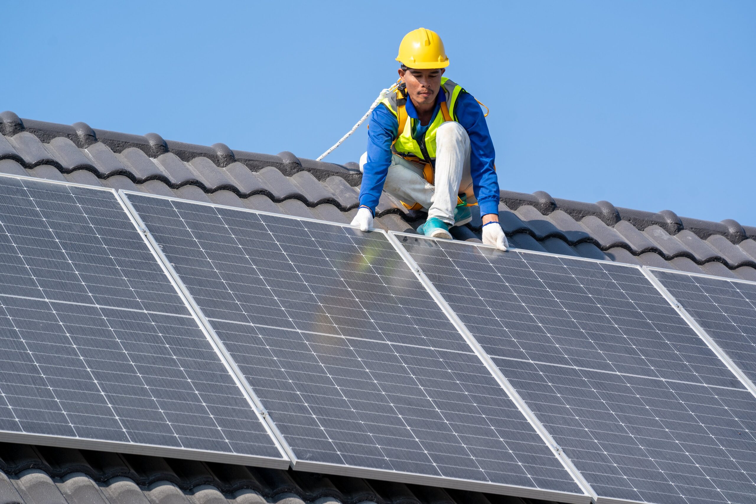 Brasil SURGE como o QUARTO Gigante Mundial em ENERGIA SOLAR após ANO RECORD!