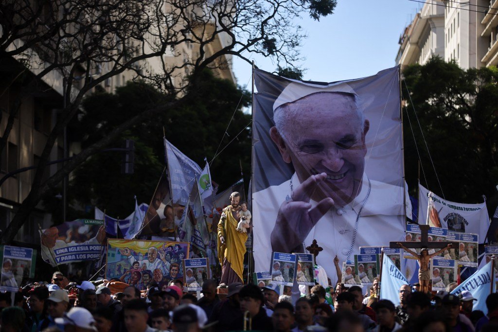 ARGENTINA EM LÁGRIMAS: MILHARES DIZEM ADEUS AO PAPA FRANCISCO NA CATEDRAL!