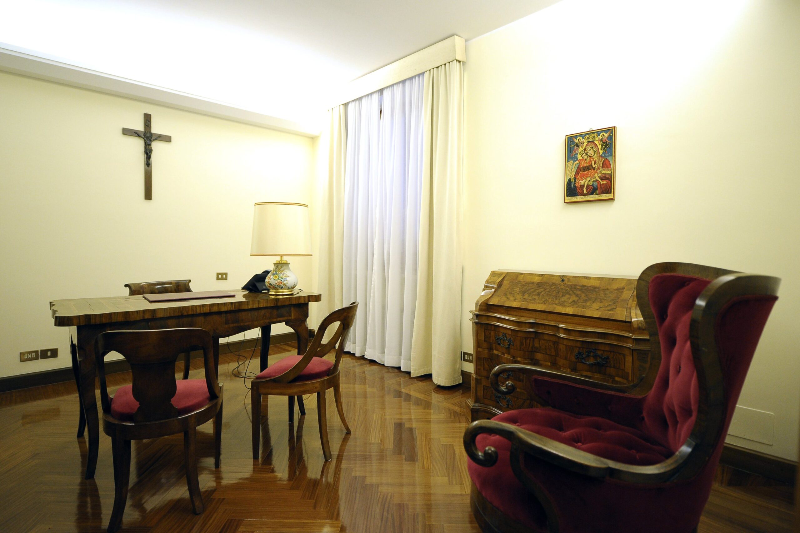 REVELADO: Papa Troca Luxuoso Palácio por Quarto SIMPLES; Confira as Fotos CHOCANTES!