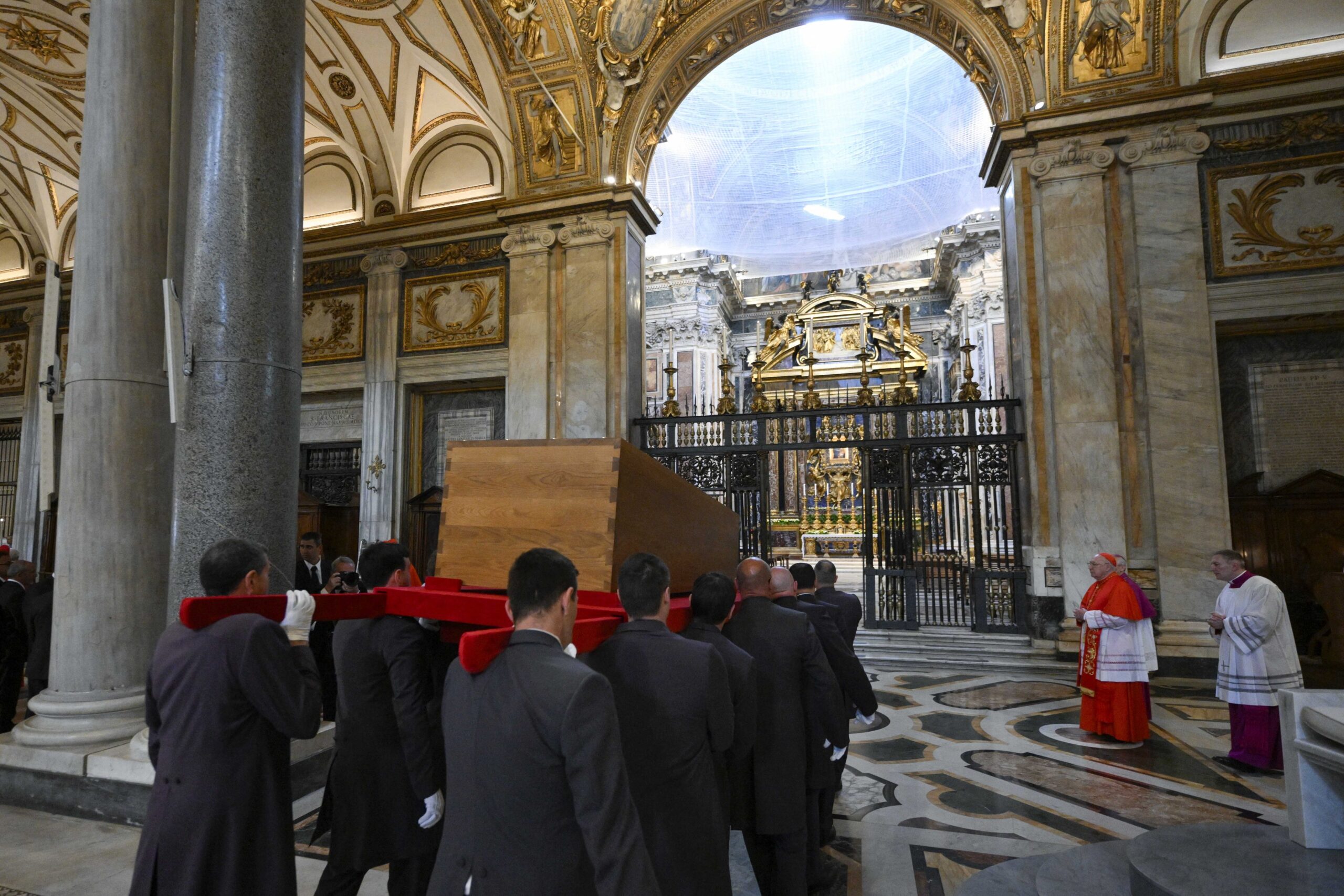 CHOCANTE! Vaticano Revela Imagens SECRETAS do Sepultamento do Papa Francisco!