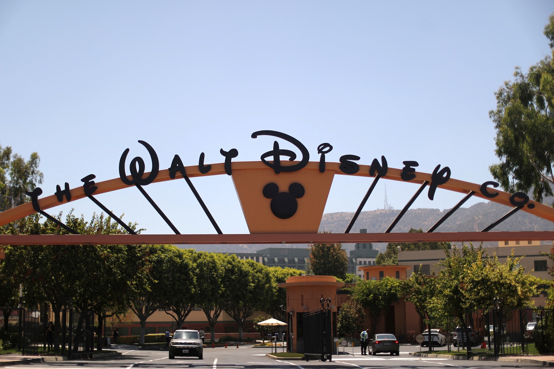 Walt Disney DISPARA! Inscrições nas Nuvens e Lucros Explodem para 2025!