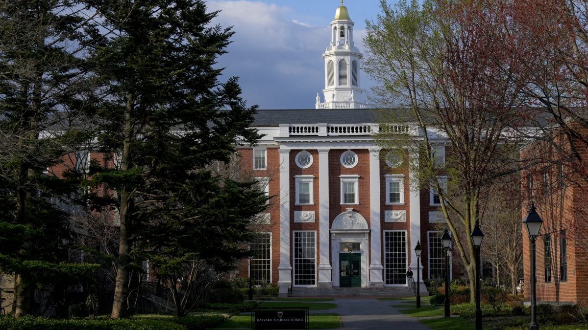 HARVARD ENFRENTA TRUMP: BATALHA JUDICIAL QUE PODE EXCLUIR ESTRANGEIROS!