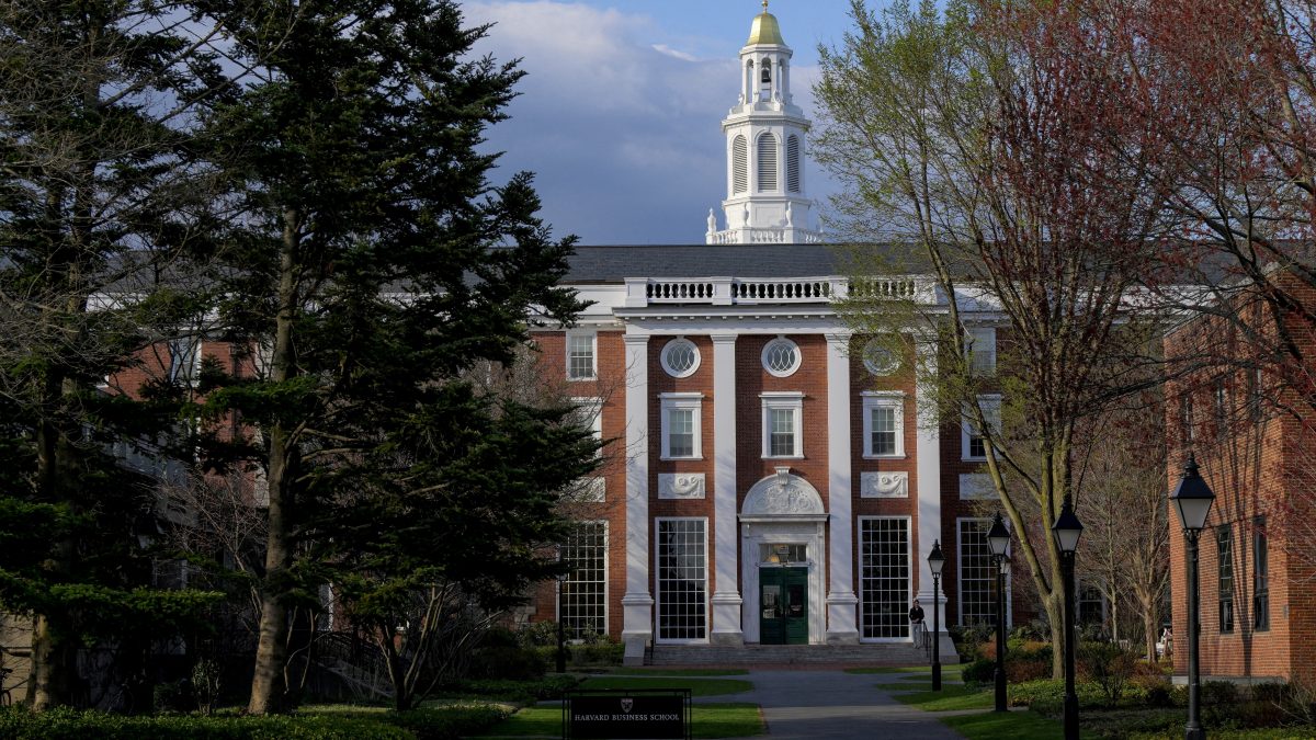 Trump Ameaça Harvard: 30 Dias para Defender Fim das Matrículas de Estrangeiros!