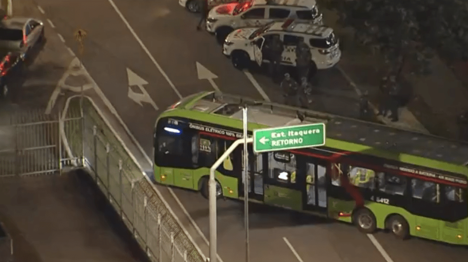 EM PLENA RUA: Motorista de ônibus VIRALIZA como refém na Zona Leste de SP!