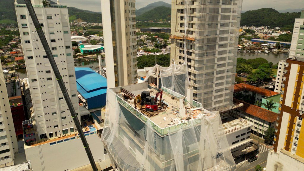 DESTRUÍDO EM SEGUNDO! Prédio em Balneário Camboriú DEMOLIDO com todos os APARTAMENTOS VENDIDOS!