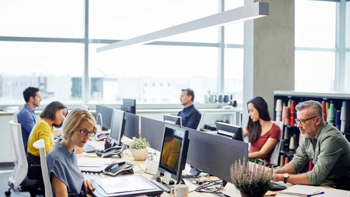 Fuga em Massa! Brasileiros Abandonam Empregos para Escapar do Trabalho Presencial!